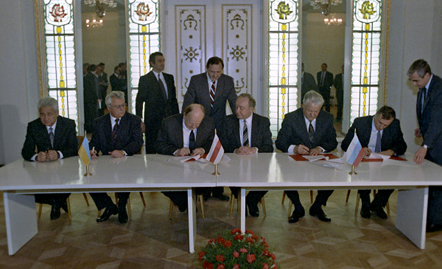 रूस, बेलारूस और यूक्रेन के नेताओं ने कॉमनवेल्थ ऑफ़ इंडिपेंडेंट स्टेट्स बनाने पर हस्ताक्षर किया. (तस्वीर- आरआईए नोवोस्ती)