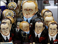 Bonecos tradicionais russos com os rostos do presidente russo Vladimir Putin e do candidato do governo Dmitry Medvedev