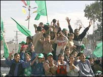 Militantes e partidários do Hamas comemoram a vitória