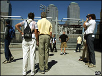 Visitantes observam o Ponto Zero em Nova York