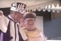 Llun o Cynan yr Archdderwydd ac enillydd y Goron y Prifardd Tom Parry-Jones (llun wedi ei gymryd o'r clip fideo.)