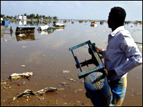 Hindistan'da bir deprem mağduru