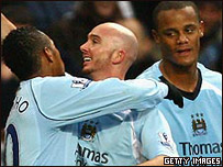 Stephen Ireland ăn mừng cùng đồng đội