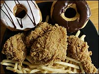Frango frito, batata frita e doughnuts