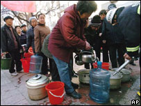 Moradores de Harbin se abastecem de água