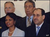 رایس و مالکی در صف جلو، عمرو موسی (سمت راست ردیف پشت) و نماینده سازمان ملل