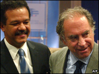 Juan Gabriel Valdez (à esq.) com o presidente dominicano, Leonel Fernandez, em Santo Domingo 