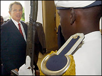 Tony Blair během návštěvy Afriky