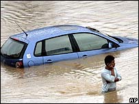 Carro em área inundada de Zhejiang