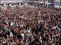 दमादौला गाँव में प्रदर्शन