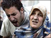 Sur'da evi yıkılan bir kadın