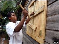 Nicaragüense se prepara para a chegada do furacão Beta