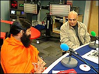 बाबा रामदेव के साथ संजीव श्रीवास्तव