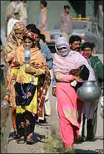 پاکستان میں جن کے پاس خود بہت کم ہوتا ہے وہ بھی دوسروں کی مدد کرتے ہیں۔ 