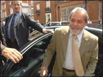 O presidente Luiz Inácio Lula da Silva chega à residência oficial da Embaixada do Brasil em Londres Foto: Marcello Casal Jr/ABr 