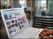 Blogger trước máy tính - ảnh minh họa