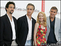 Clooney (à dir.) e o elenco do filme 'Good Night and Good Luck' em Veneza