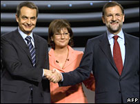 O primeiro-ministro José Luis Rodriguez Zapatero (esq.), a moderadora do debates Olga Viza, e o candidato conservador Mariano Rajoy