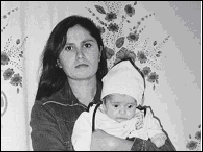 Güldünya Tören ve oğlu Umut (Fotoğraf: Uluslararası Af Örgütü)