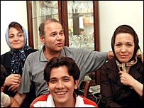 منصور اسانلو به همراه خانواده اش