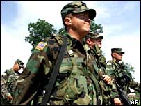 Bosna'daki NATO gücünden görevli bir Amerikan askeri 