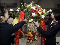 کارکنان چينی پرواز تايوان، برای استقبال از مسافران گل آماده می کنند