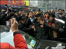 北京王府井聚集民众被警察带走（香港电台图片20/2/2011）