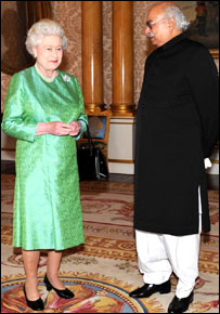 ہائی کمِشنر واجد شمس الحسن برطانیہ کی ملکہ ایلزبیتھ دوئم کے ساتھ