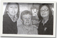 Aelodau o Gylch Meithrin Rhuddlan yn dathlu