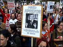Manifestação do lado de fora de tribunal durante sessão com a presença de Carlos Silvino em Portugal, neste domingo