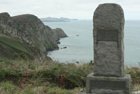 Cofeb Dewi Emrys uwchben Pellderi, yn dwyn geiriau ei gerdd enwog. Llun drwy garedigrwydd geograph.co.uk
