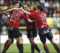 یاران جواد نکونام در اساسونا او را در آغوش می گیرند - عکس از آرشیو