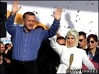 primeiro-ministro Recep Tayyip Erdogan (do Partido Justiça e Desenvolvimento, de raízes islâmicas)