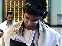 یک یهودی در حال خواندن تورات 