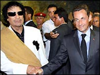 Muammer Kaddafi ve Nicolas Sarkozy