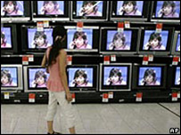 Một phụ nữ xem tivi trên đường phố Trung Quốc