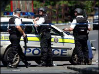 Polícia cerca casa em Leeds