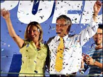 Sebastián Piñera celebra com sua mulher passagem ao segundo turno no Chile