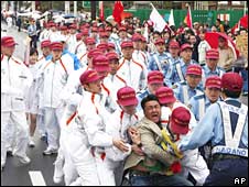 Một người đàn ông bị cảnh sát giữ lại 