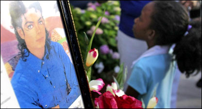 Мухлислари Майкл Жексонга мотам тутишмоқда