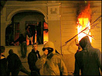 біля посольства США у Белграді 21 лютого 2008 р.