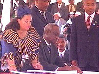 Ali Osman Taha anlaşmayı imzalarken