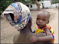 Mulher africana com dois bébés