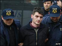  نوجوان متهم به قتل در کنار ماموران امنيتی ترکيه 