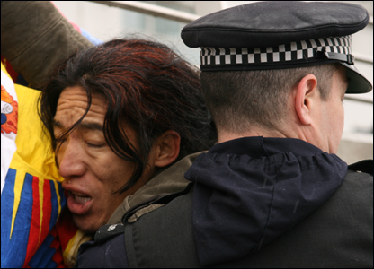 Người Tây Tạng này bị bắt ngay khi tiếp cận đoàn rước đuốc