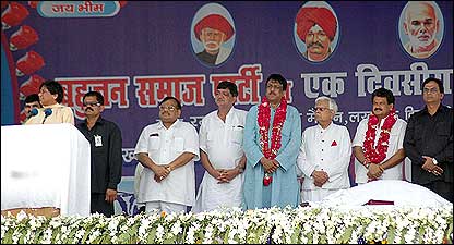 बसपा की रैली में मायावती, आखिलेश, शाहिद और नटवर