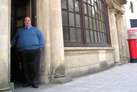 Tiimothy Evans y tu allan i Swyddfa Bost Llambed