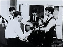 Os Beatles gravam em Abbey Road (Foto: EMI Records/Divulgação)