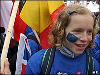 Criança com bandeira da UE pintada no rosto