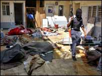 Policial inspeciona tribunal em que corpos foram encontrados em Najaf